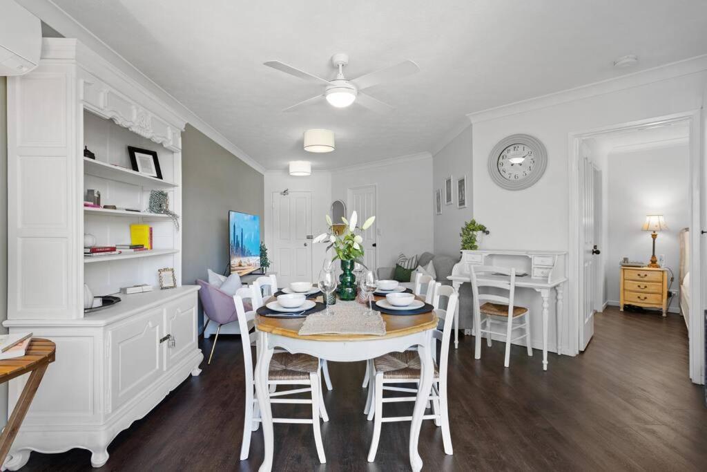 Coastal 1-bed With Pool & Tennis Court *